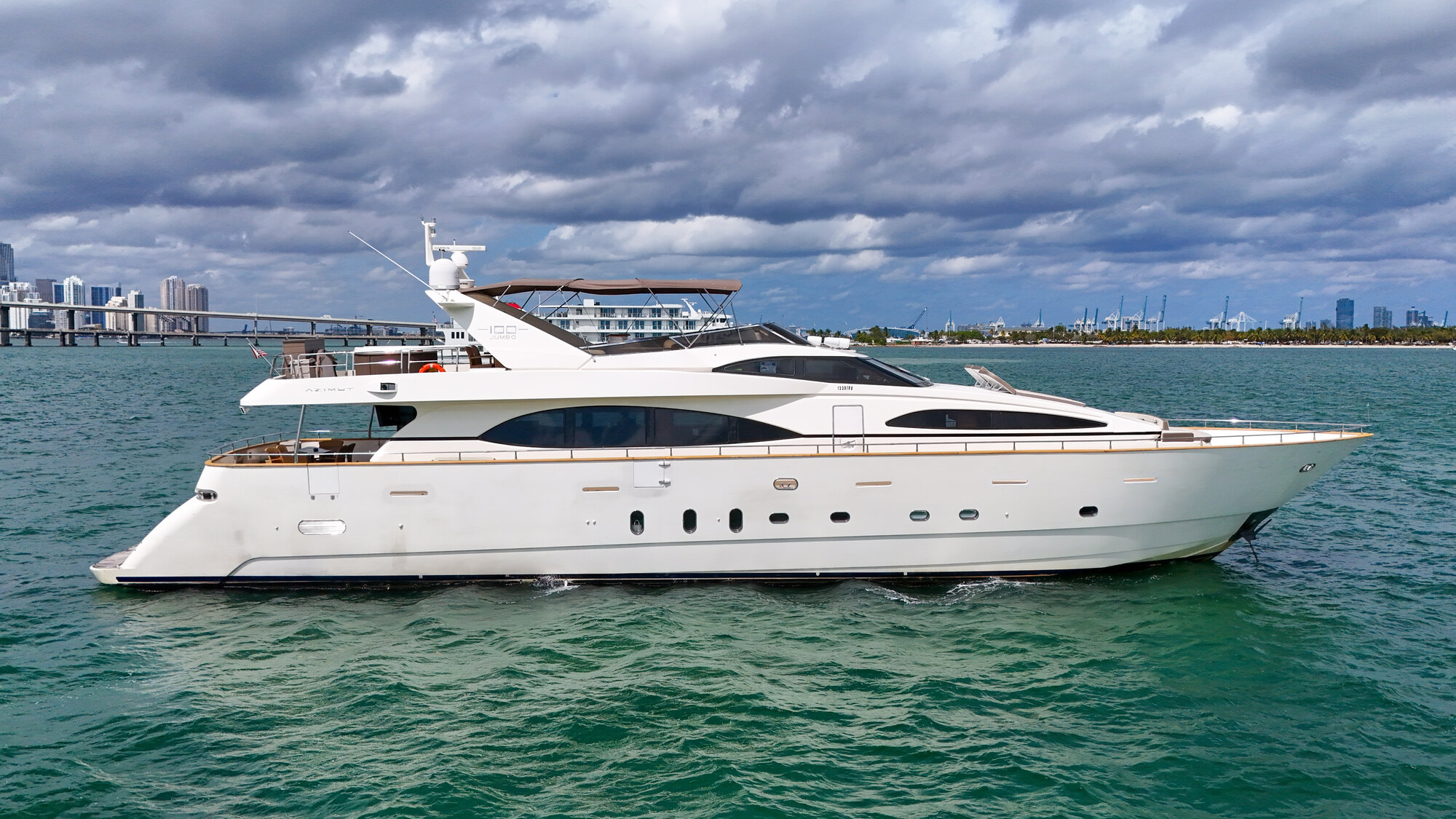 100FT DANIELA — 100ft Mega Yacht for rent in Miami