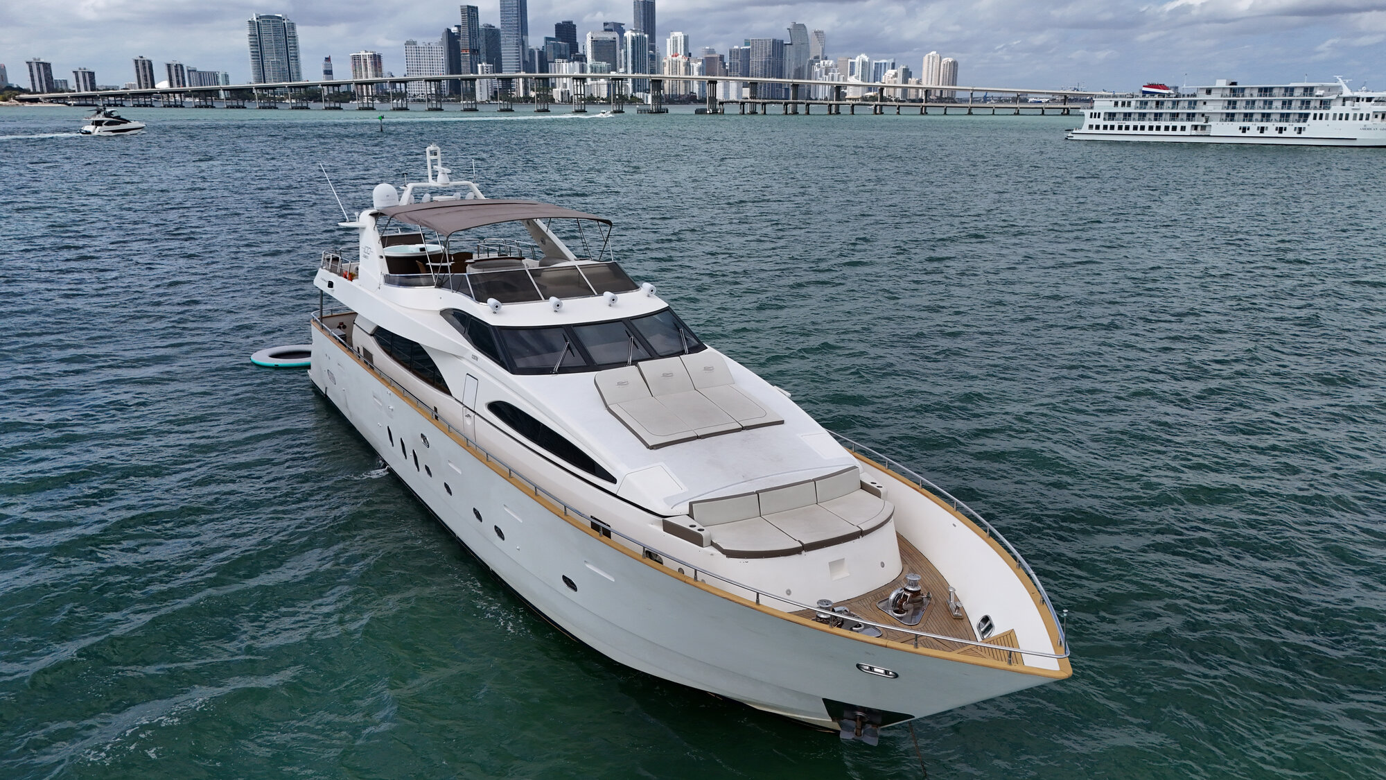 100FT DANIELA Miami yacht rental 4