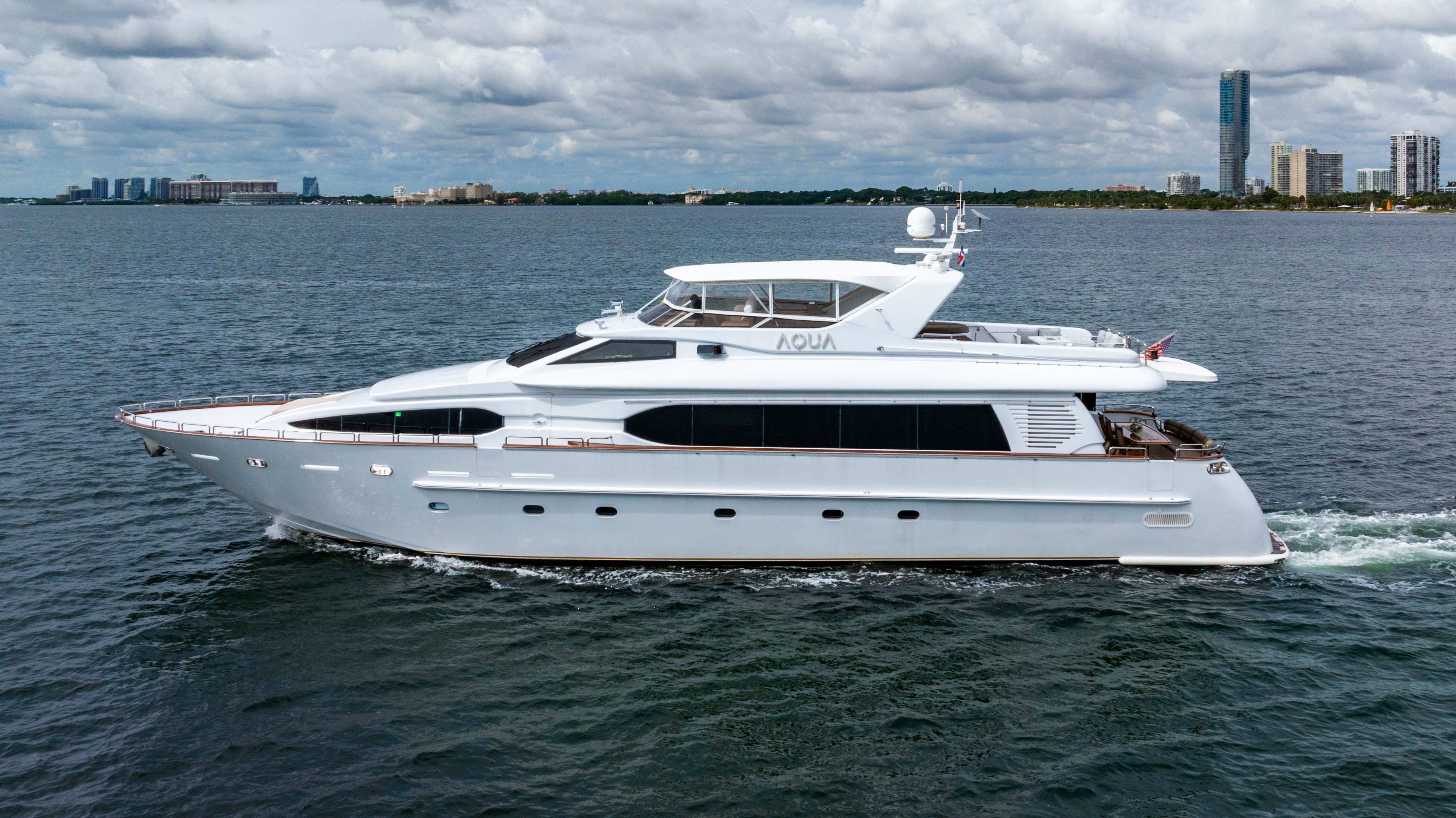 105FT AQUA with Jacuzzi — 105ft Mega Yacht for rent in Miami