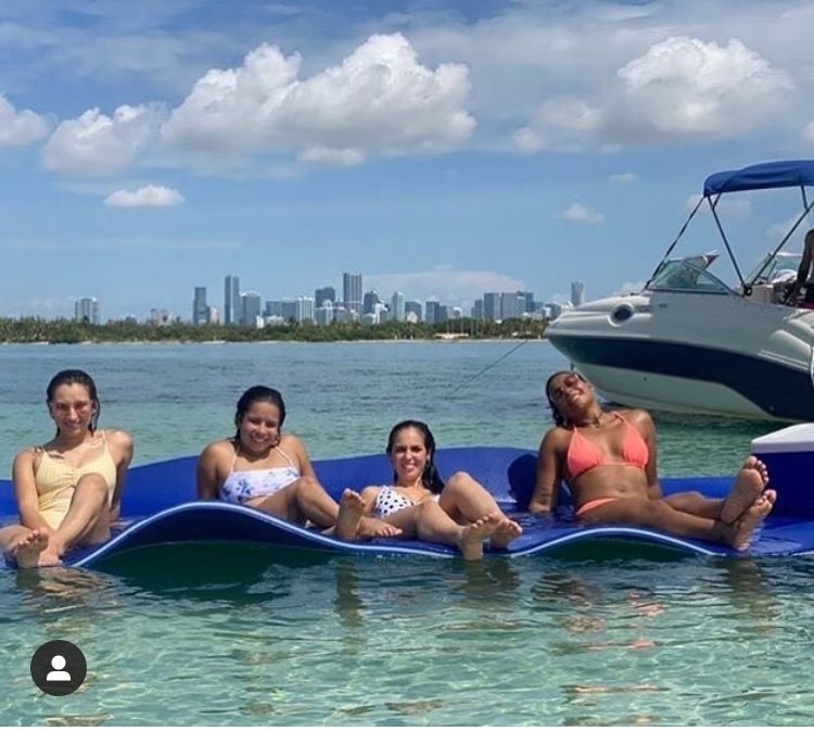 26FT SEA RAY SUNDECK Miami yacht rental 5