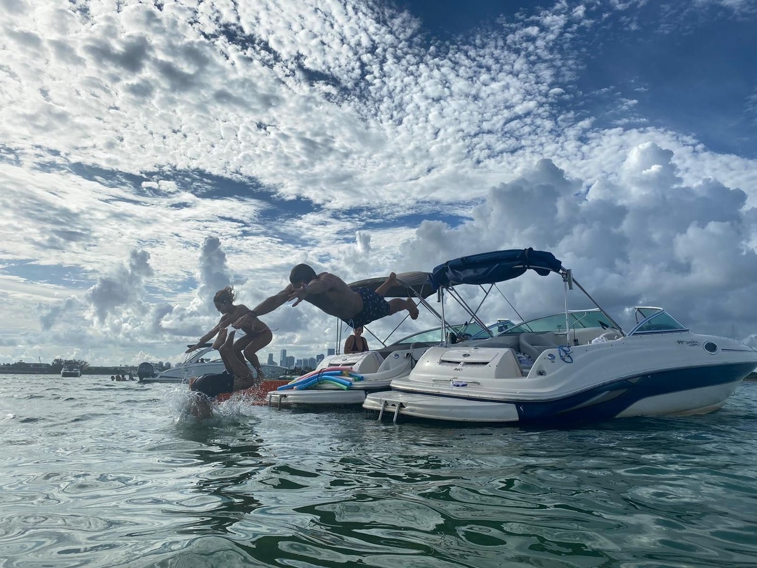 26FT SEA RAY SUNDECK Miami yacht rental 6