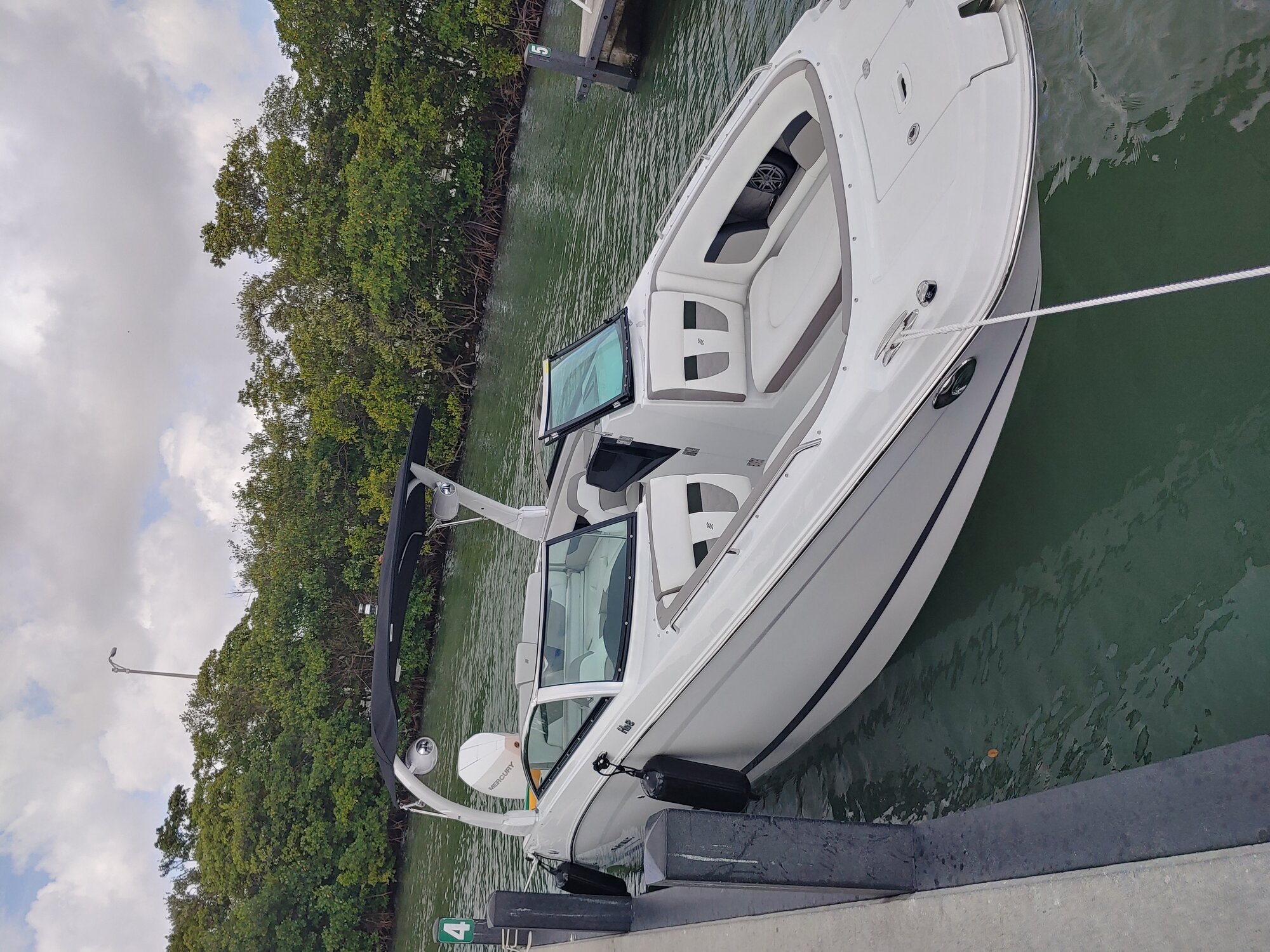 27FT FOUR WINNS Miami yacht rental 3
