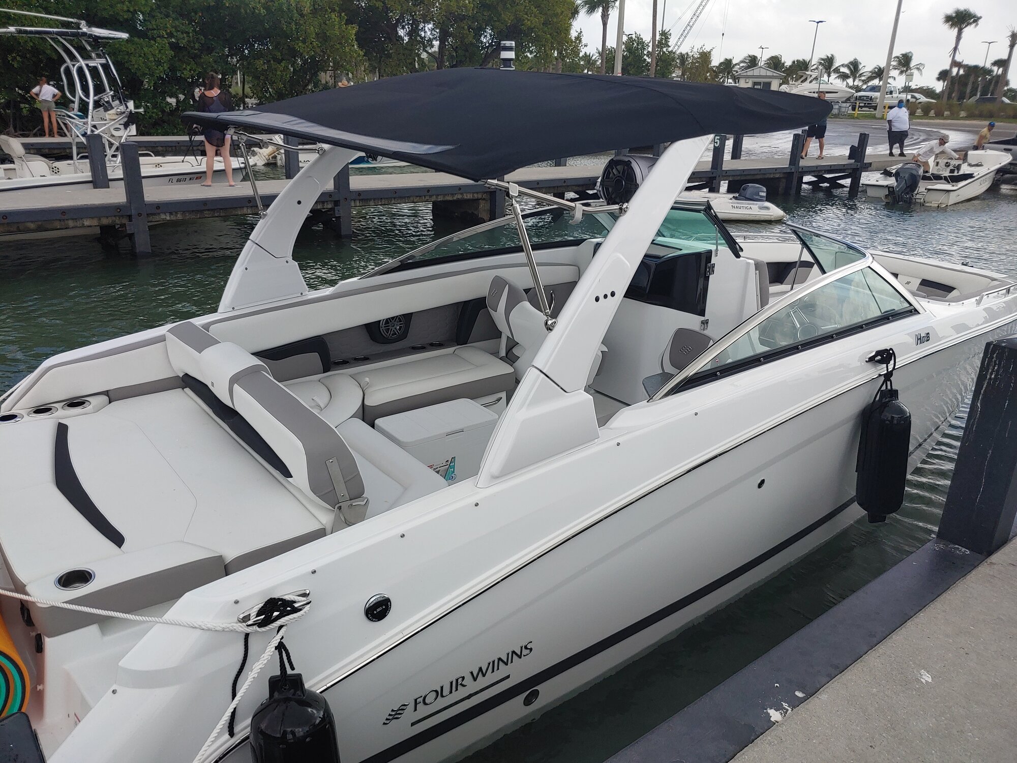 27FT FOUR WINNS Miami yacht rental 4