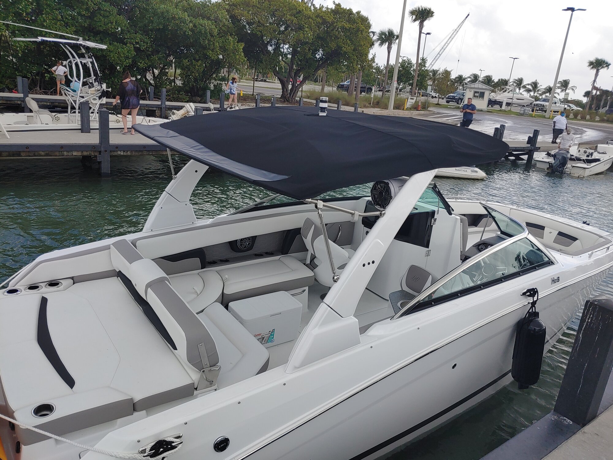27FT FOUR WINNS Miami yacht rental 5
