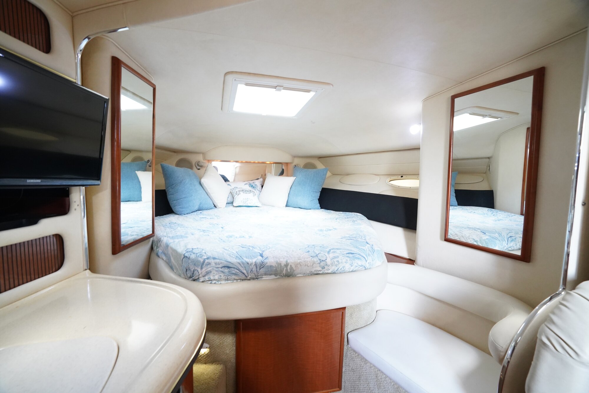 37ft Sundancer Miami yacht rental 5