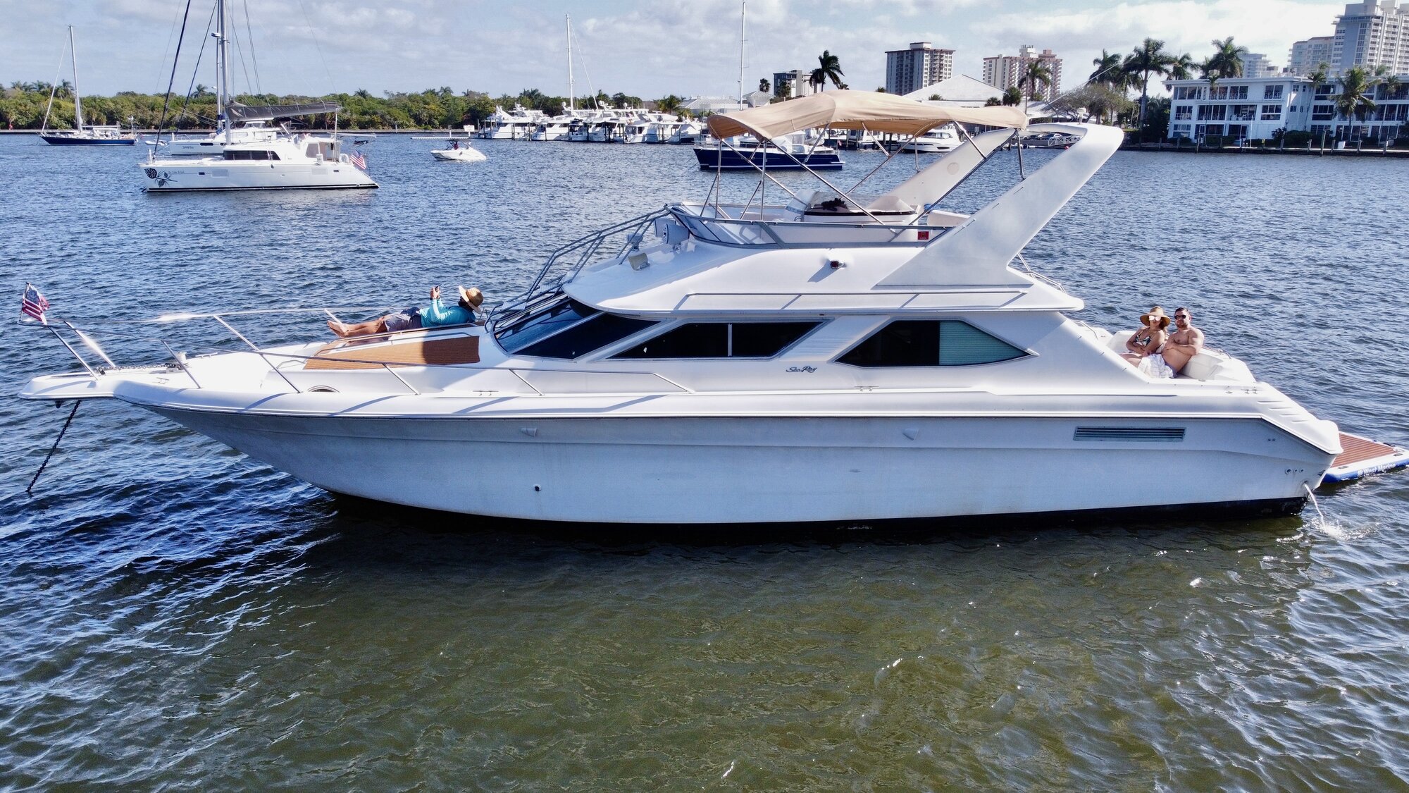 48ft Sea Ray Flybridge — Motor Yacht in Miami