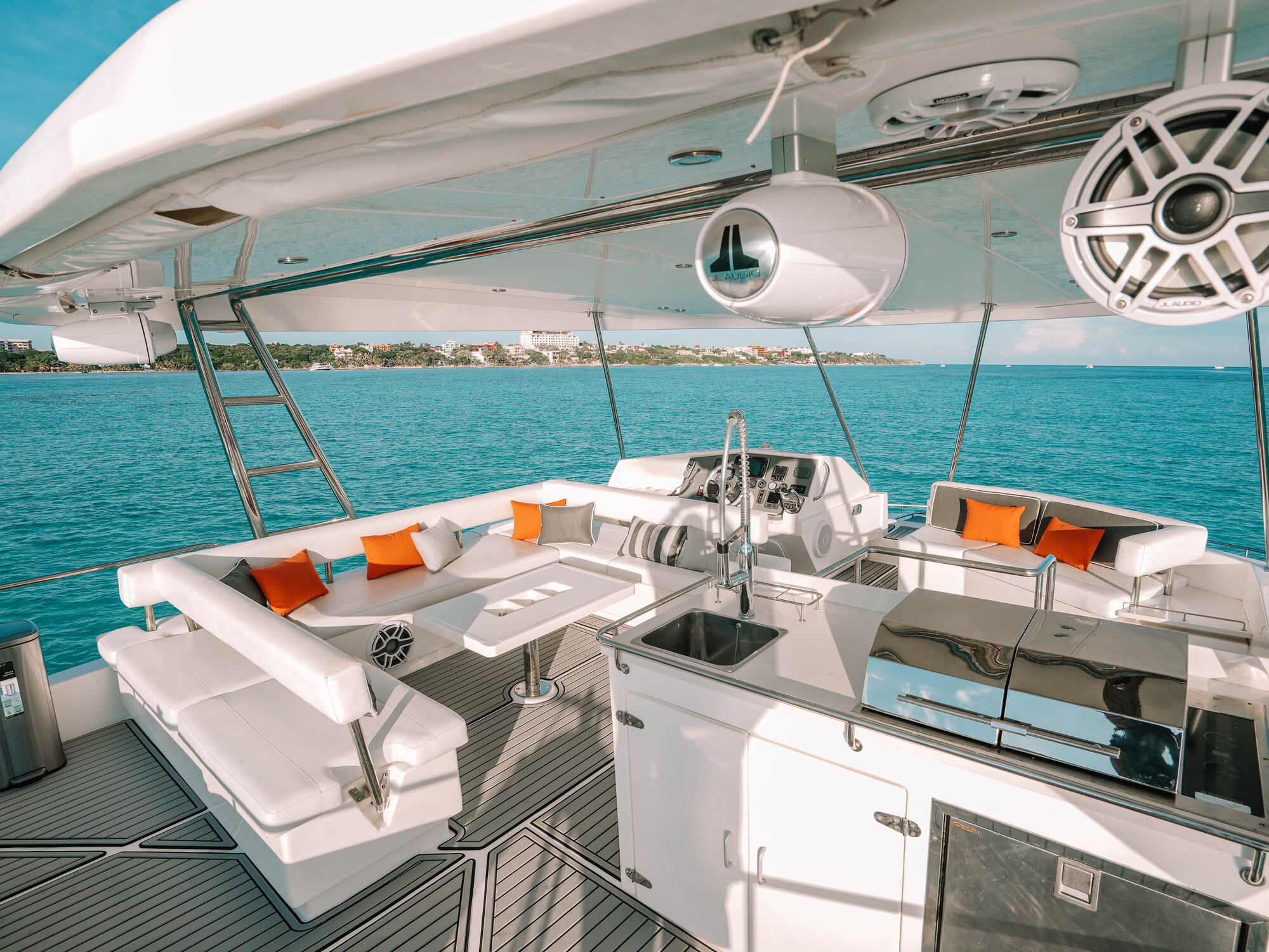 51ft Leopard Cancún yacht rental 6