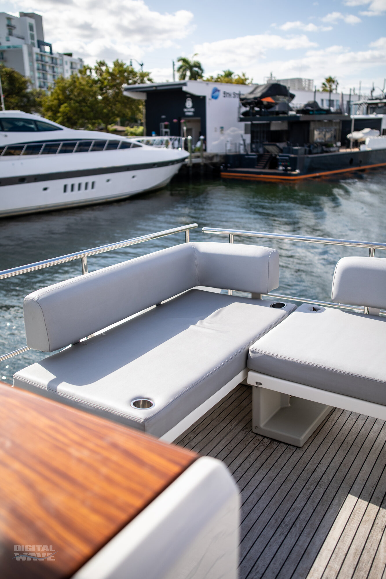 52FT AZIMUT (2020) Miami yacht rental 2