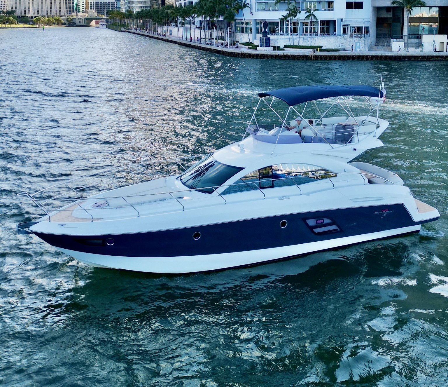 52' Beneteau Flybridge Venetian Miami yacht rental 3