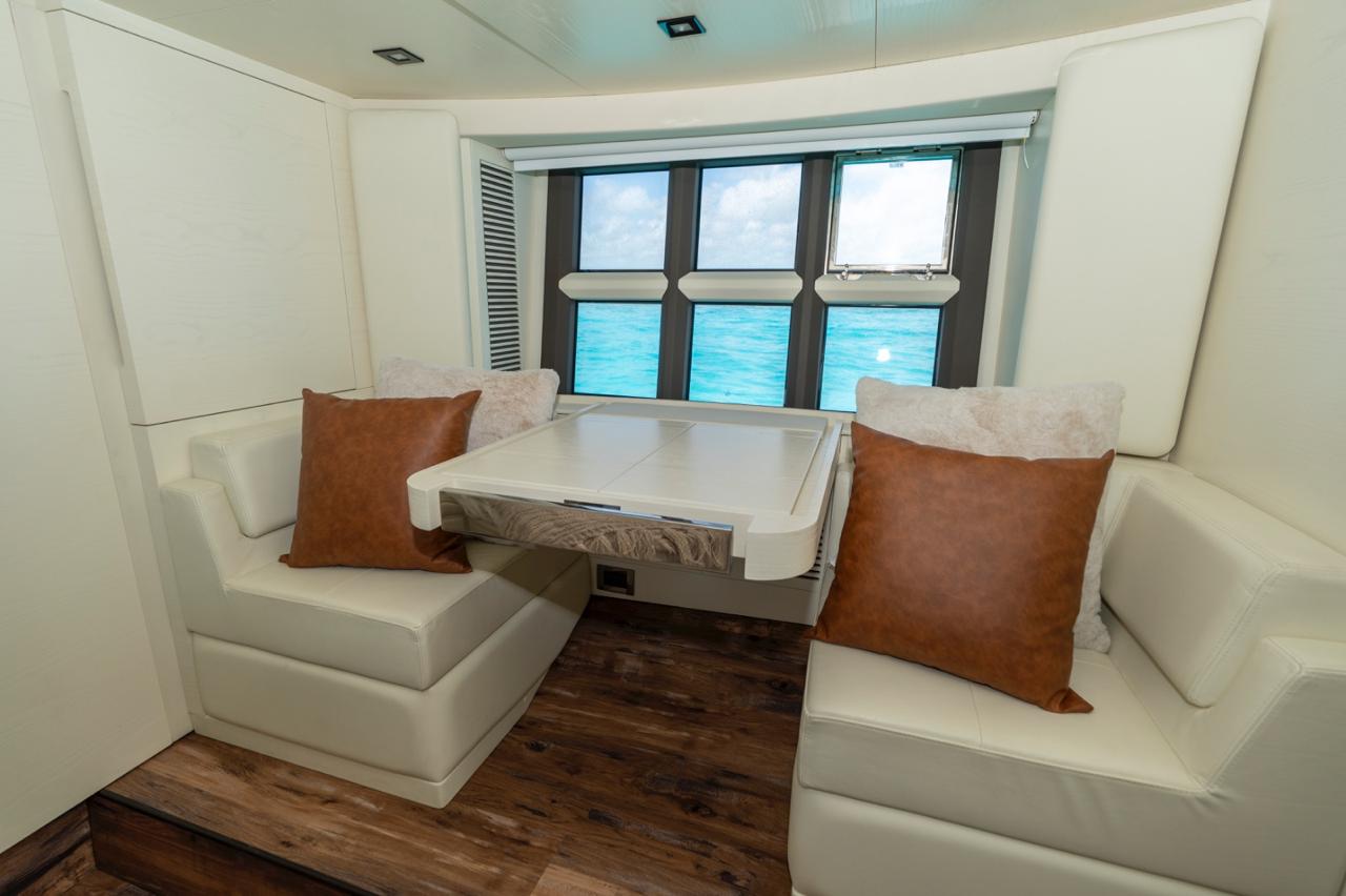 55FT AZIMUT CANCUN Cancún yacht rental 2