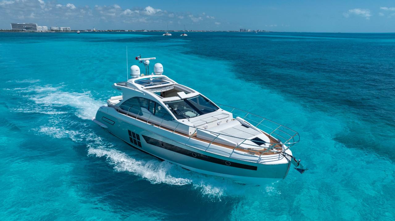 55FT AZIMUT CANCUN — Yate en Cancún