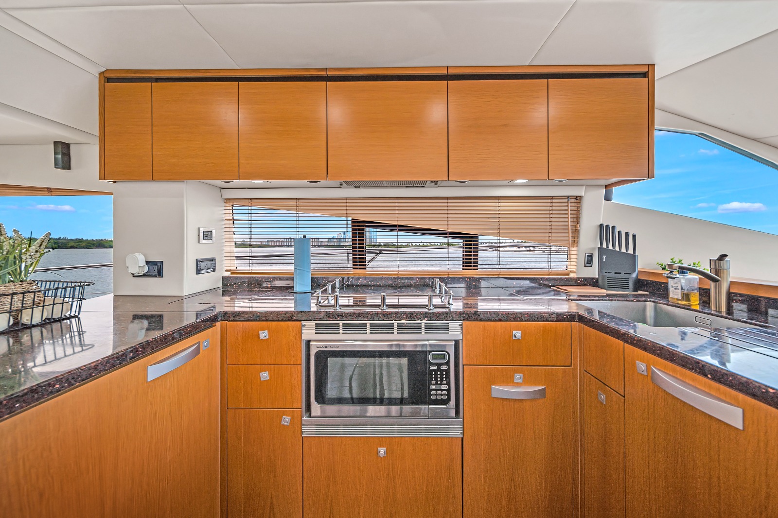 70FT SUNSEEKER MANHATTAN Miami yacht rental 4