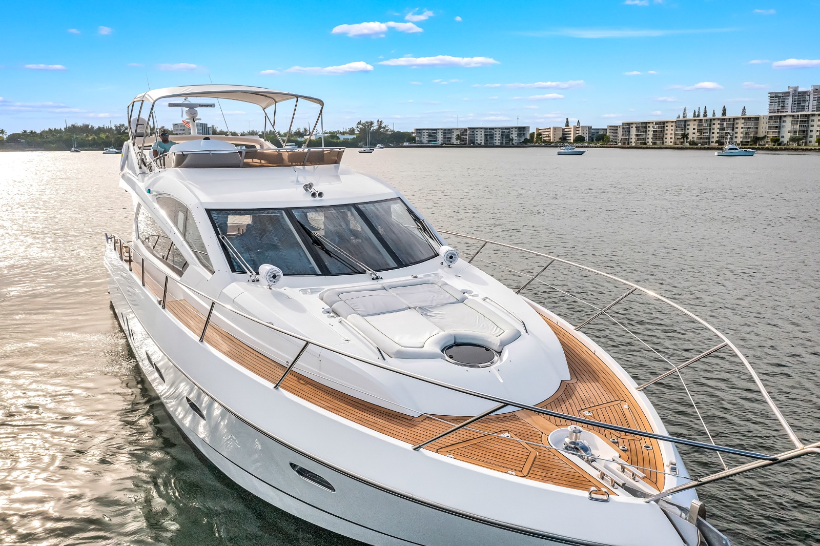 70FT SUNSEEKER MANHATTAN — 70ft Luxury Yacht for rent in Miami
