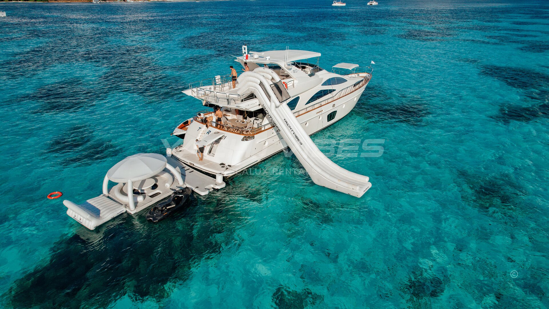 80FT AZIMUT Cancún yacht rental 4