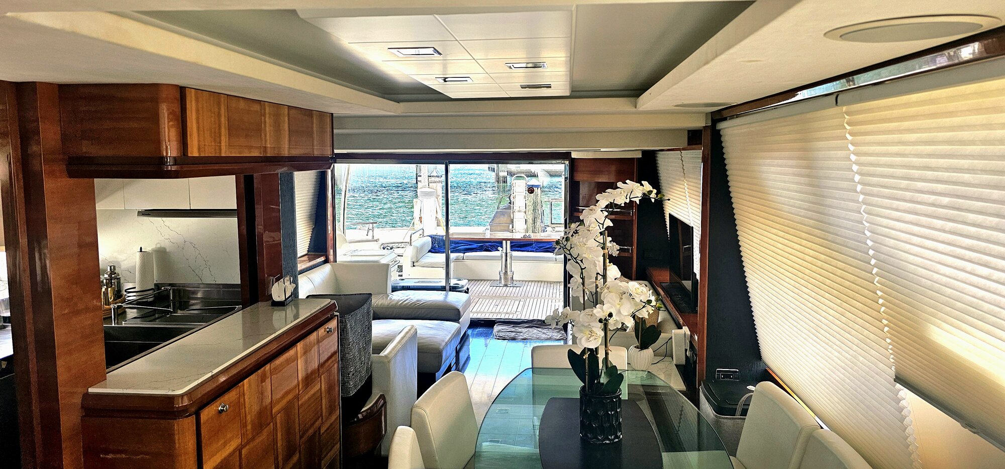 80ft Azimut Power Mega Yacht — 80ft Mega Yacht for rent in Miami