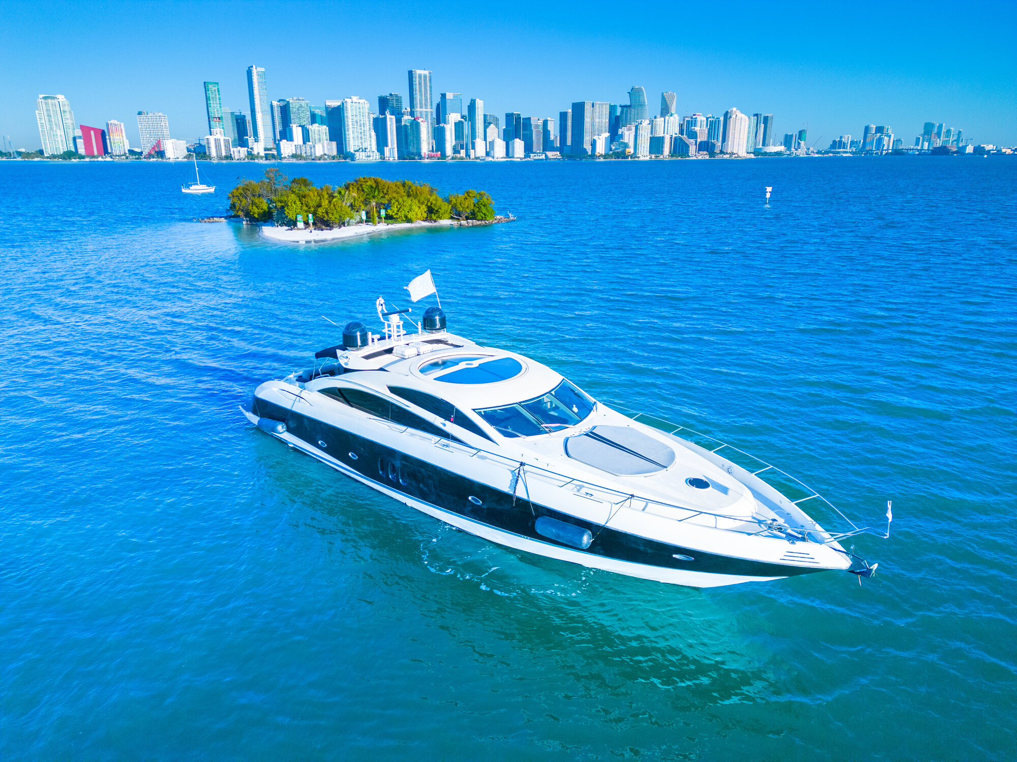 82FT SUNSEEKER PREDATOR — Mega Yacht in Miami