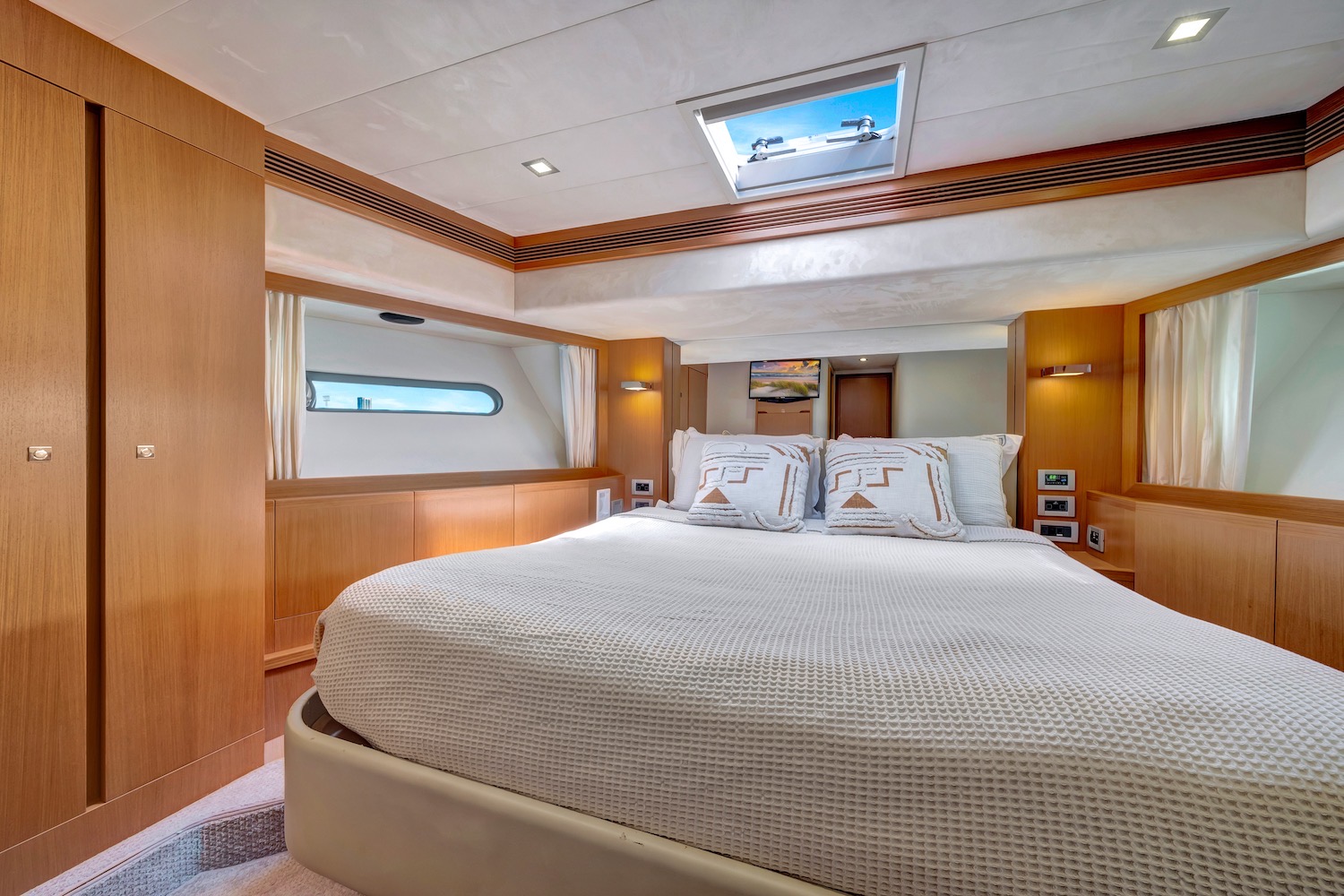 85FT FERRATI DESTINY Miami yacht rental 6
