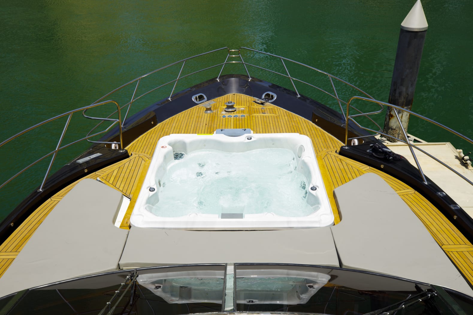 95FT BLACKPEARL Dubai yacht rental 4