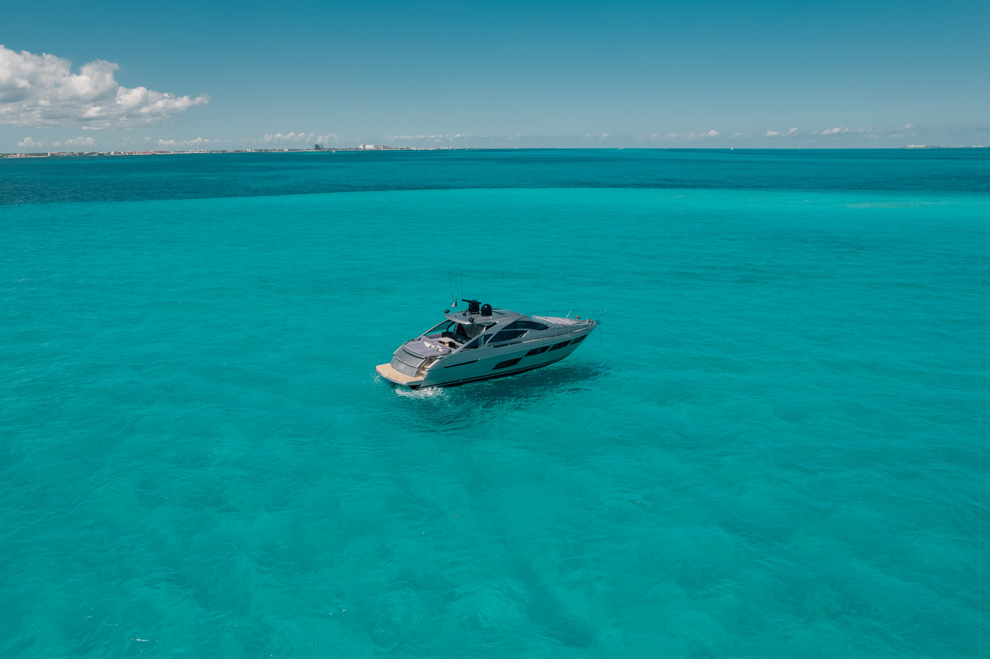 Pershing 56ft Cancún yacht rental 5