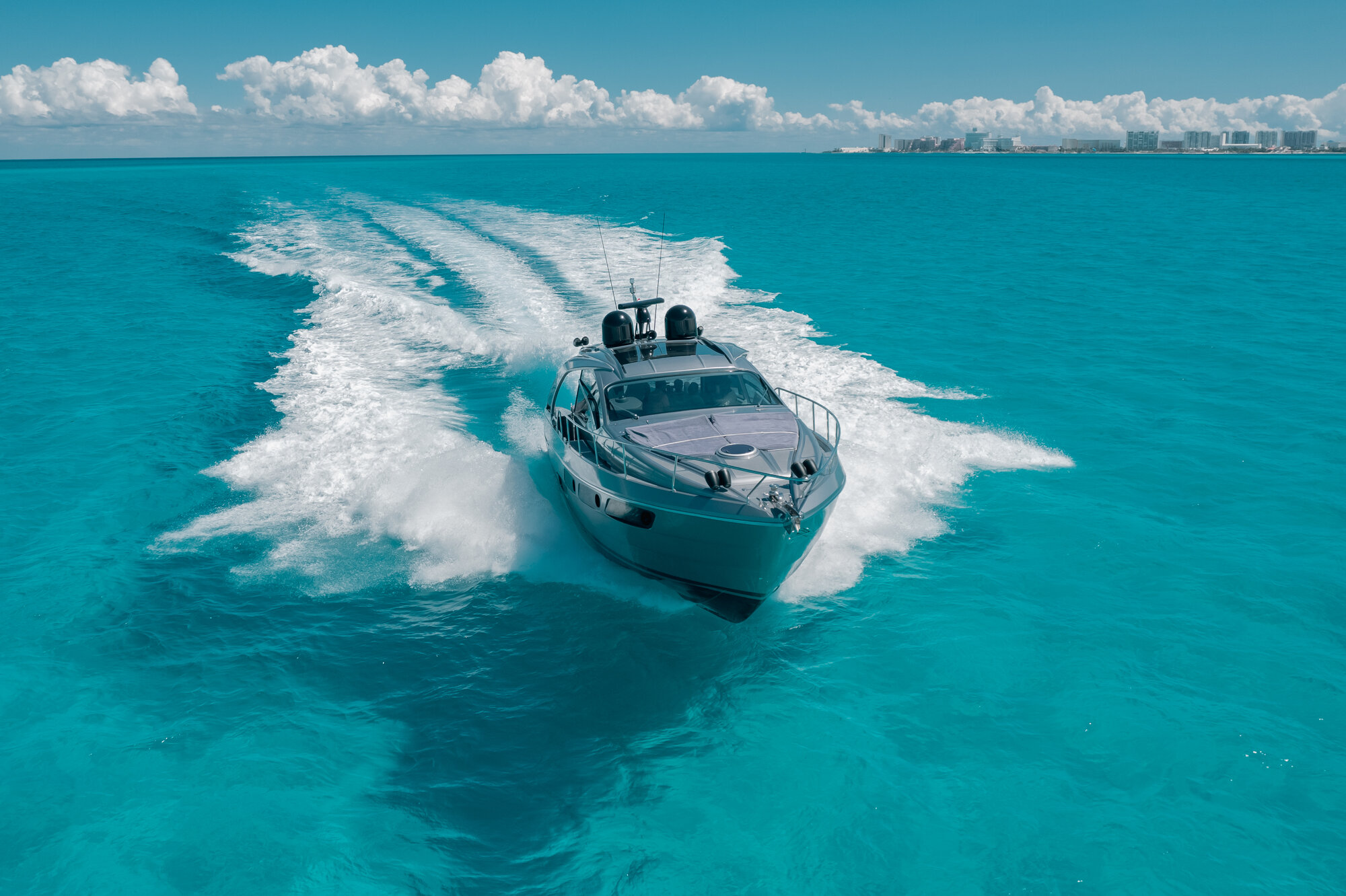 Pershing 56ft Cancún yacht rental 6